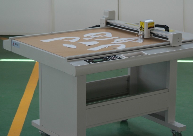 Quality High Precision Graphic Vehicle Wrap Banner Sticker Cutting Plotter for sale