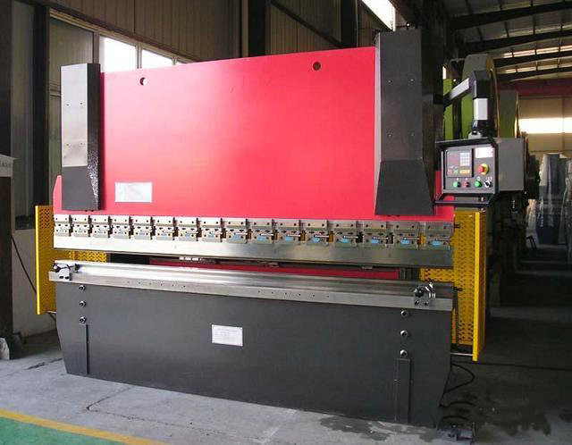 China 3000 KN Nominal Pressure  WC67Y Hydraulic CNC press brake for sheet metal work on sale