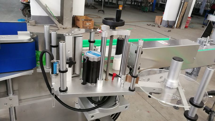 Quality Double Sided PLC Bottle Sticker Labeling Machine For Square Bottles for sale