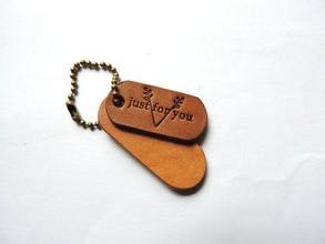 Quality custom luxury apparel kraft hang tag with debossed logo for sale