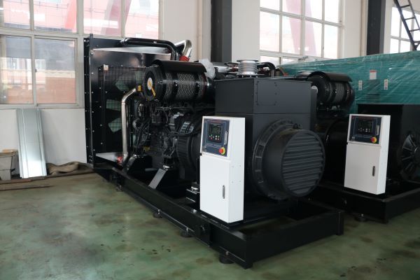 700KW Shangchai Open Frame Diesel Generator Set - Side View
