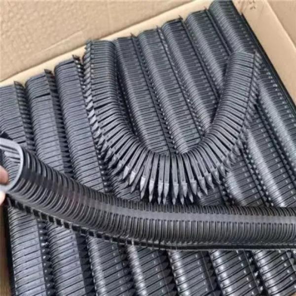 Longevity Assured Red Black Underfloor Heating Pipe Clip For Various Surfaces Ufh Pipe Clips
