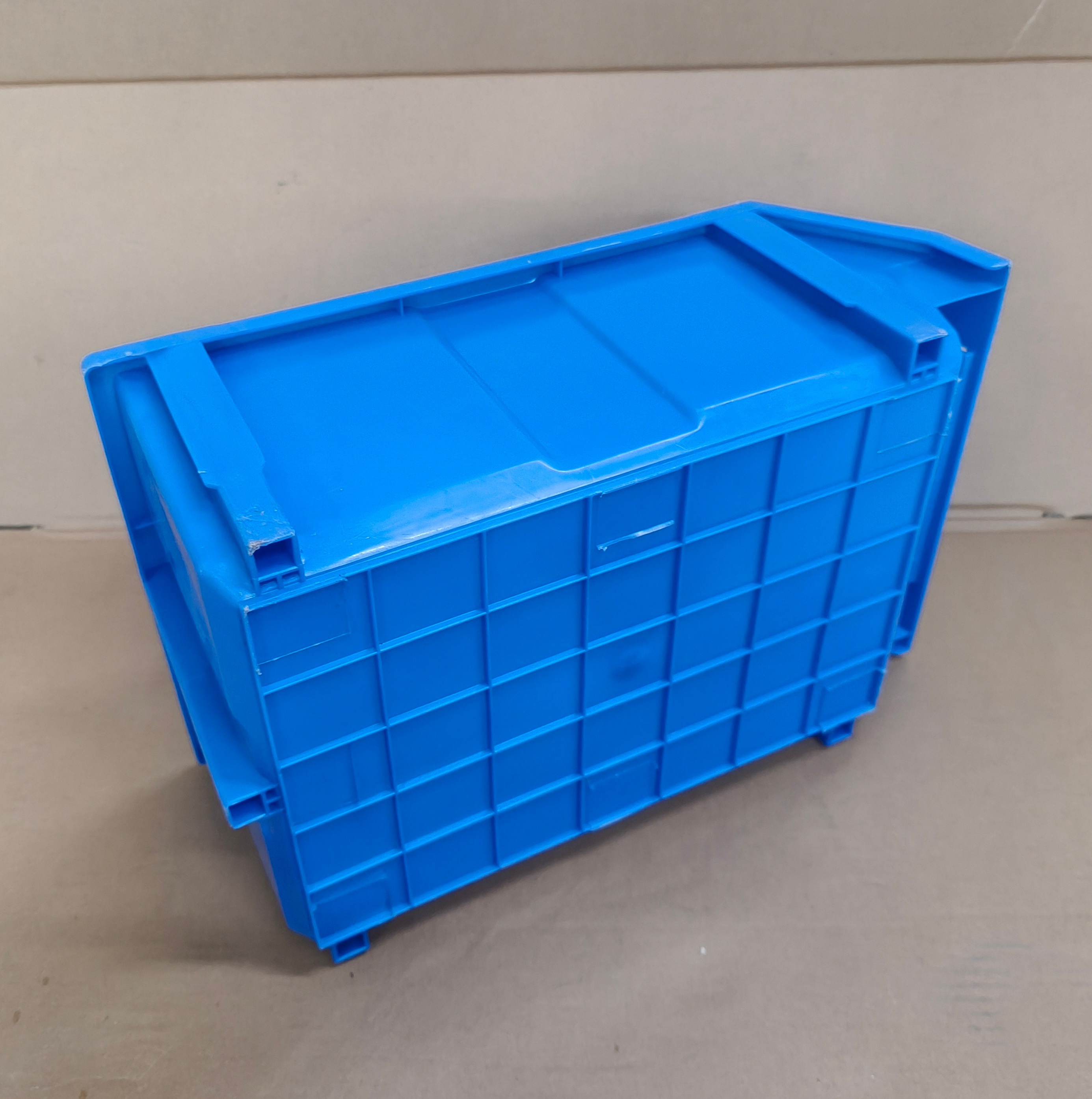 Environmentally Friendly Antistatic Blue Plastic Container, RoHS Certified, Customizable Surface Resistance, Lid & Stackable Design Supported