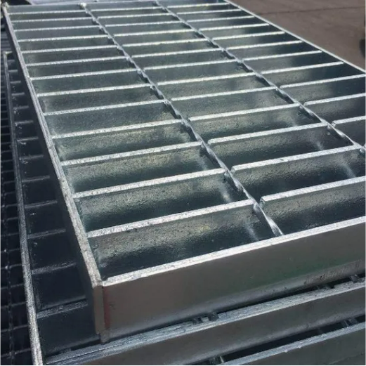 Serrated Steel Grating for Secure Platform Surfaces
