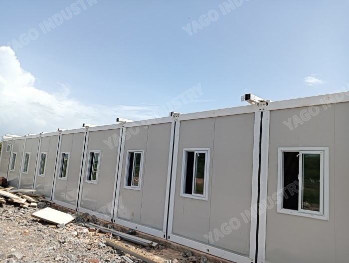 Prefabricated Building Flat Pack Container Module with Rockwool Sandwich Panel and Galvanized Steel Frame for 20-foot Standard Temporary Housing
