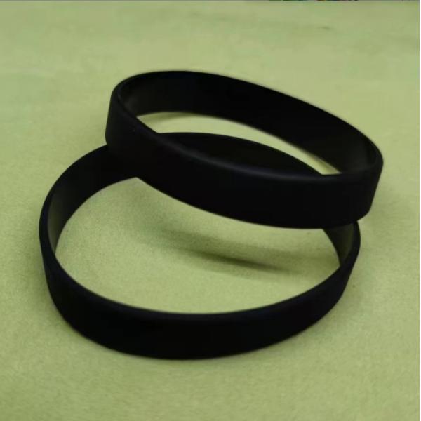 Cutting Processing Service Glowing Silicone Wristbands with Customized Design and Logo