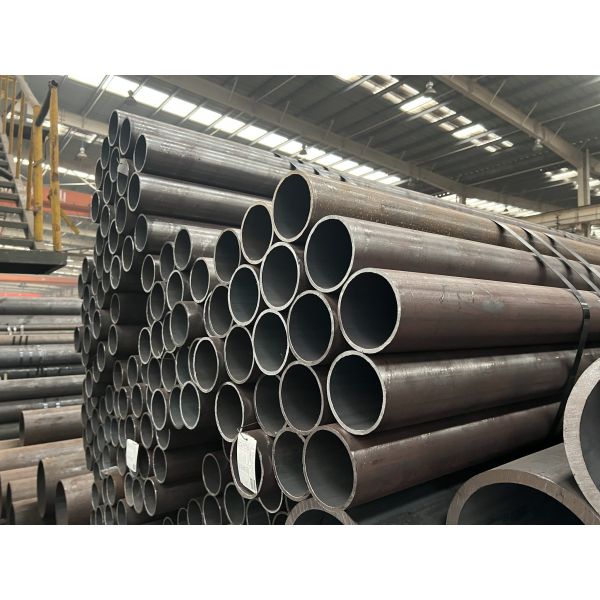 Black Painting Seamless Steel Pipe Round Section Shape Featuring Suitable for Structural