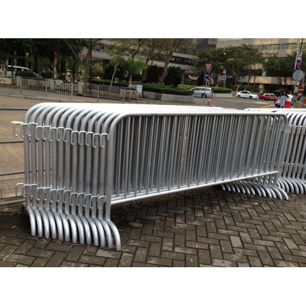 Traffic safety crowd control barrier fence