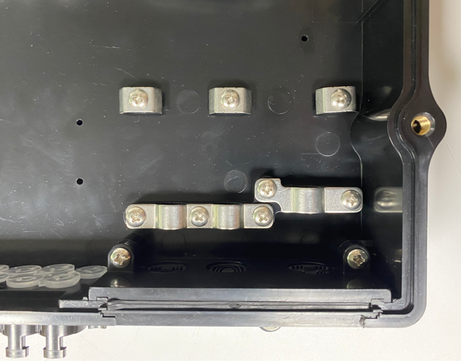 Wall-mounted or Pole-mounted Fiber Optic Termination Box for Versatile Application