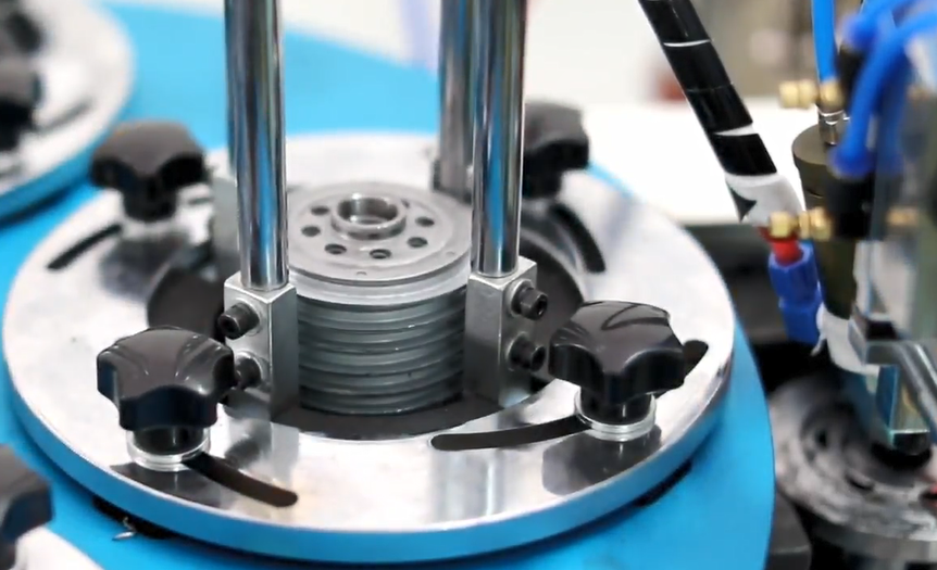 40PCS / min Oil Filter Making Machine Automatic Sealing Plate Glue Injection Machine