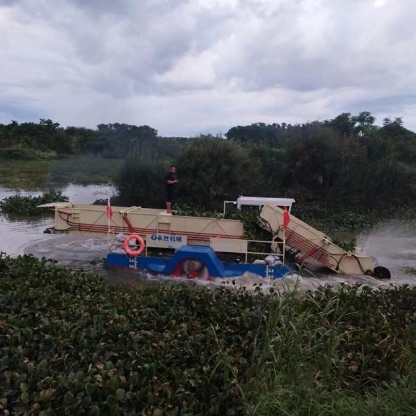 Multi Function 60kw Aquatic Plant Harvester For River Lake Cleaning