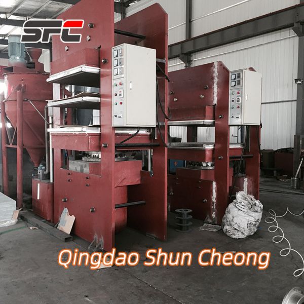 Multi-station rubber vulcanizing press machine view 2