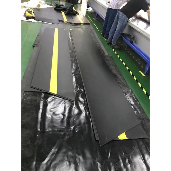 Industrial Warehouse Container Loading Dock Seals And Shelters With Yellow Stripes