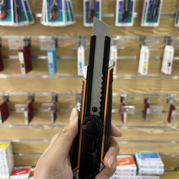 Safety Features Blade Guard 18mm Utility Knives