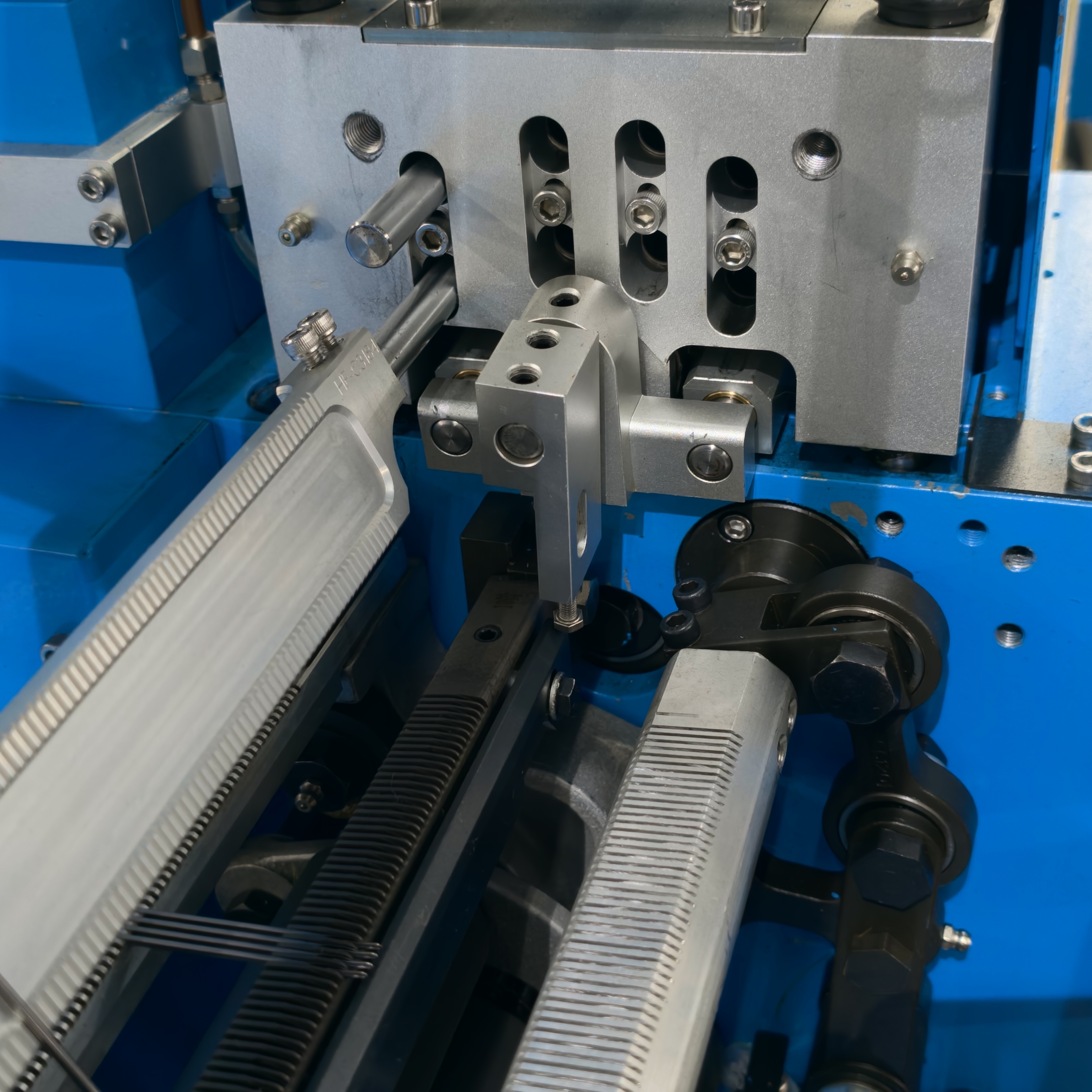 Intelligent High Speed Flat Crochet Machine with Electronic Weft Density Control for Webbing Prod
