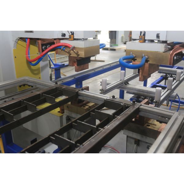 Lengthened Single Electrode XY Axis Mobile Welding Machine With Automatic Moving Feeder