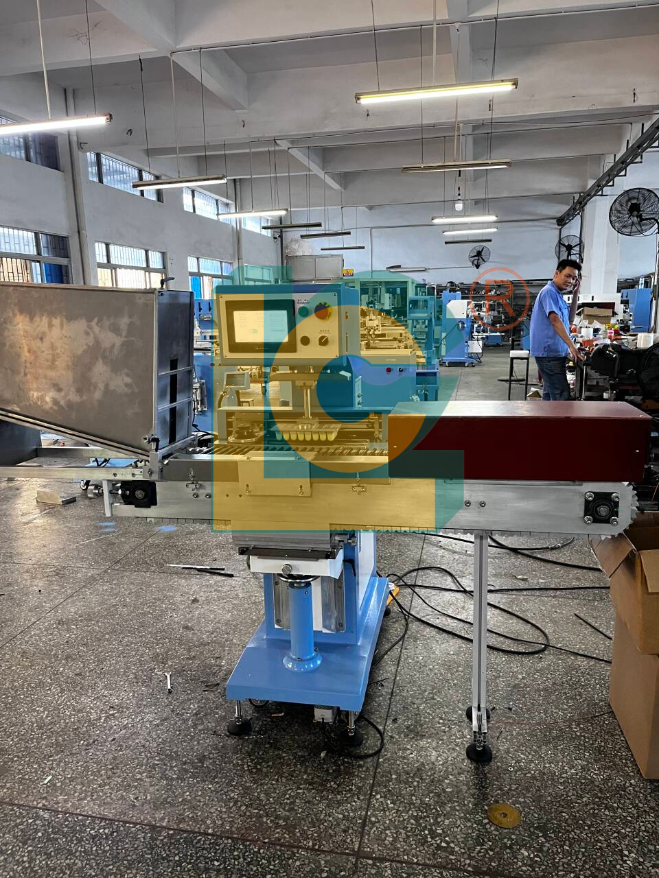 LC Automatic straw pad printing machine, integrated with a conveying system and high-temperature curing function.