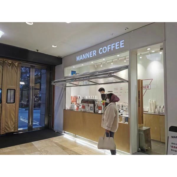 Arid-Region Folding Window Solution Incorporating Integrated Shading and Heat-Dispersing Frames