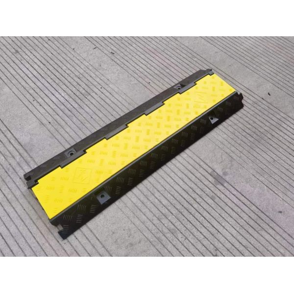 3 Channels Rubber Cable Protector Speed Bump with Channel
