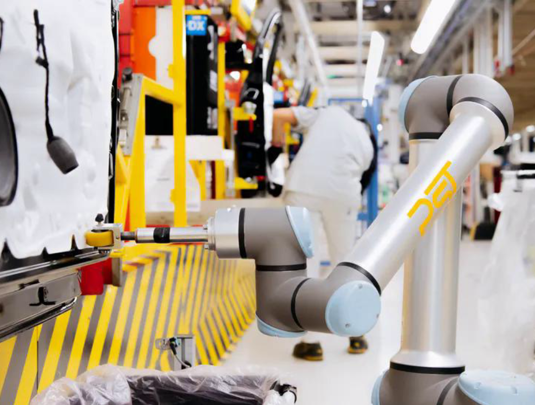 Original Universal Robots UR5e 6 Axis Collaborative Robot with 5kg Payload, 850mm Reach Cobot for Electronics Assembly