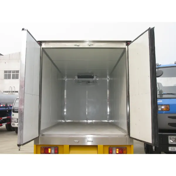 China Truck 5 Tons Small Refrigerator Box Truck Light Freezer Refrigerated Truck
