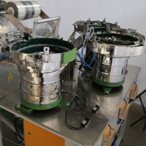 Hardware Screws VFFS Packing Machine With One Vibrating Feeder