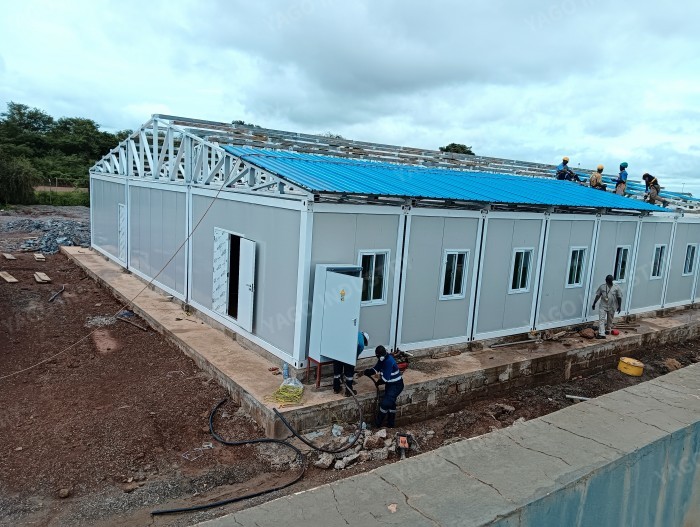 Prefabricated Building Flat Pack Container Module with Rockwool Sandwich Panel and Galvanized Steel Frame for 20-foot Standard Temporary Housing