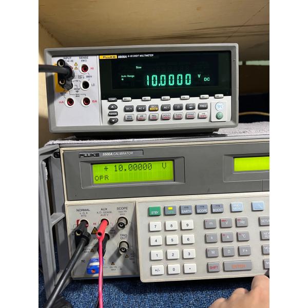 Fluke 8808A 5.5-Digit Dual-Display Bench Fluke Multi Meter With 1-Year Basic DC Voltage Accuracy 1000 V DC 750 V AC 10 A RS-232