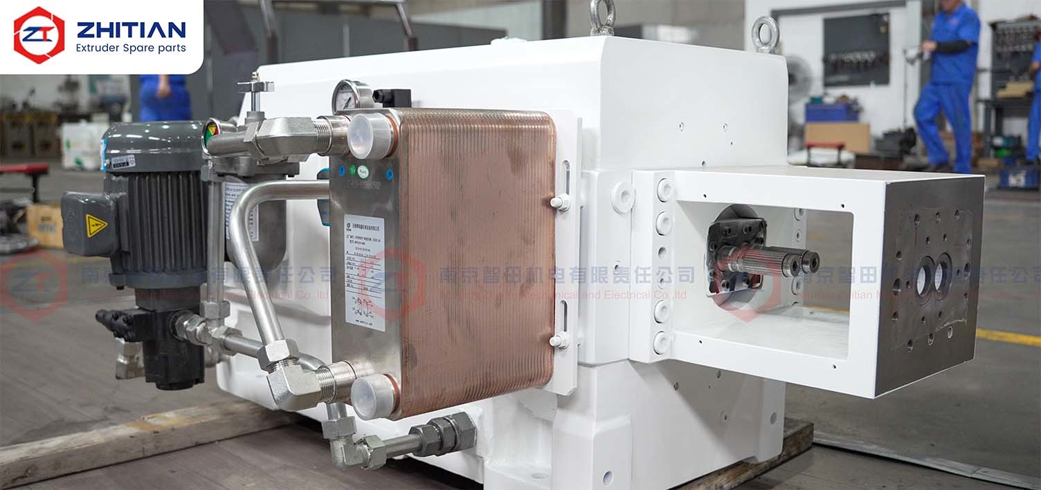 External forced lubrication and oil cooling system for twin screw extruder gearbox