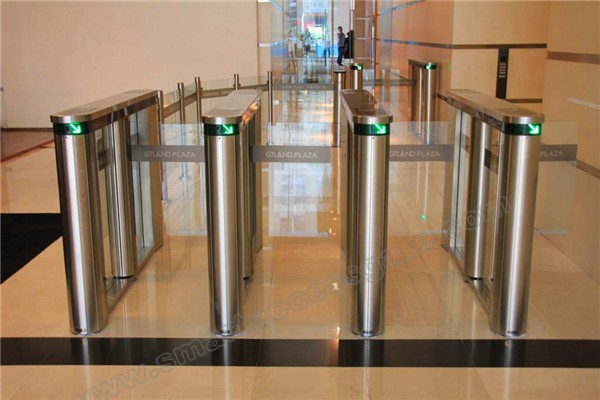 Rapid rolling high speed gate with automatic operation for high end office building