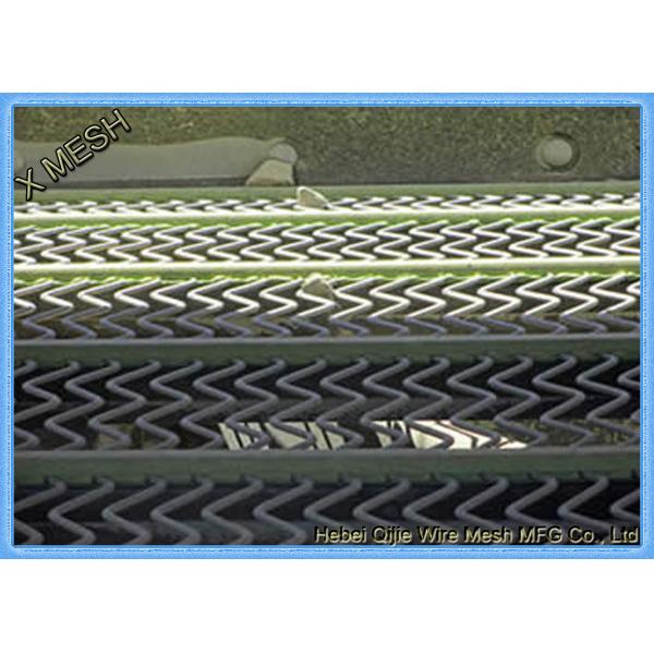 H mesh of self-cleaning screen mesh is installed on the vibrating screen and several stones on it.