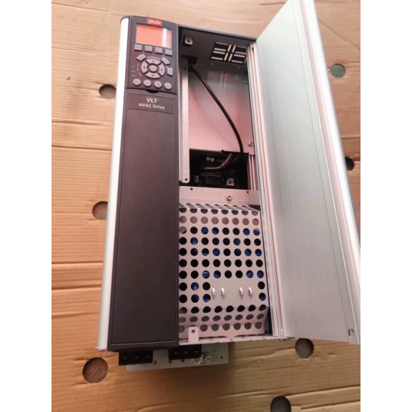 Original New Danfoss VFD Frequency Inverter AC Motor Variable Frequency Driver FC-302P18KT5E20 3 Phase 380V IP20