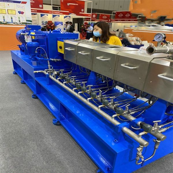 Specialized twin-screw extruder for color masterbatch