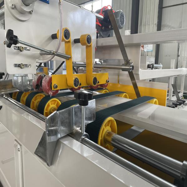 Semi Automatic Corrugated Carton Folder Gluer Machine 2800 Model Work Platform
