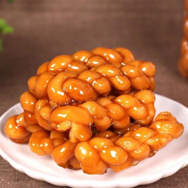 Automatic pouring oil twist making machine,fried dough twist making machine,Chinese doughnut making machine