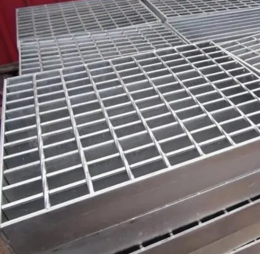 Serrated Steel Grating for Secure Platform Surfaces