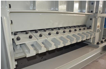 Double Toothed Roller Crusher Machine with 400mm Roller Diameter 1000mm Width and 30/22rpm Speed for Clay Brick Making