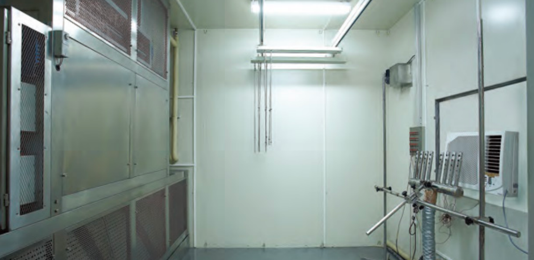 Balanced Ambient Room-Type Calorimeter
