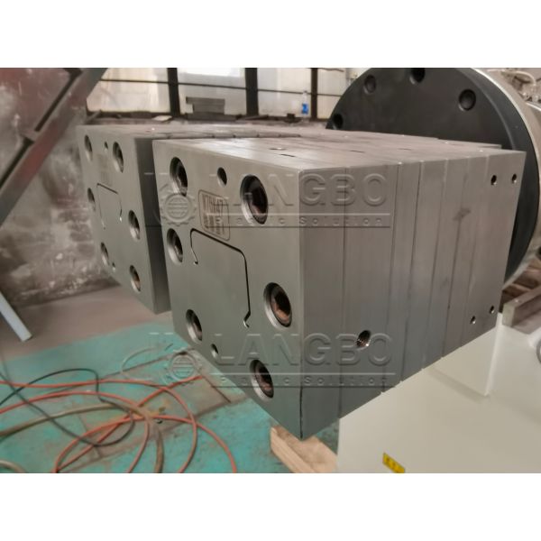 Double strand plate mould for PVC trunking production