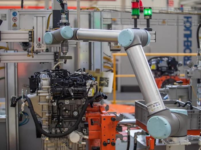 Original Universal Robots UR5e 6 Axis Collaborative Robot with 5kg Payload, 850mm Reach Cobot for Electronics Assembly