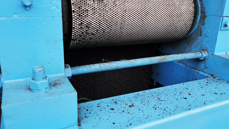 Compact Double Roller Extrusion Granulator for Binder-Free Granulation and Mobile Operation