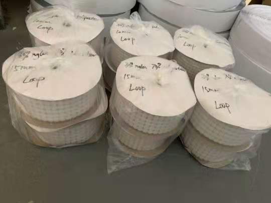 20mm 30% nylon 70% polyester diameter black hook and loop self adhesive dots hook and loop adhesive coins