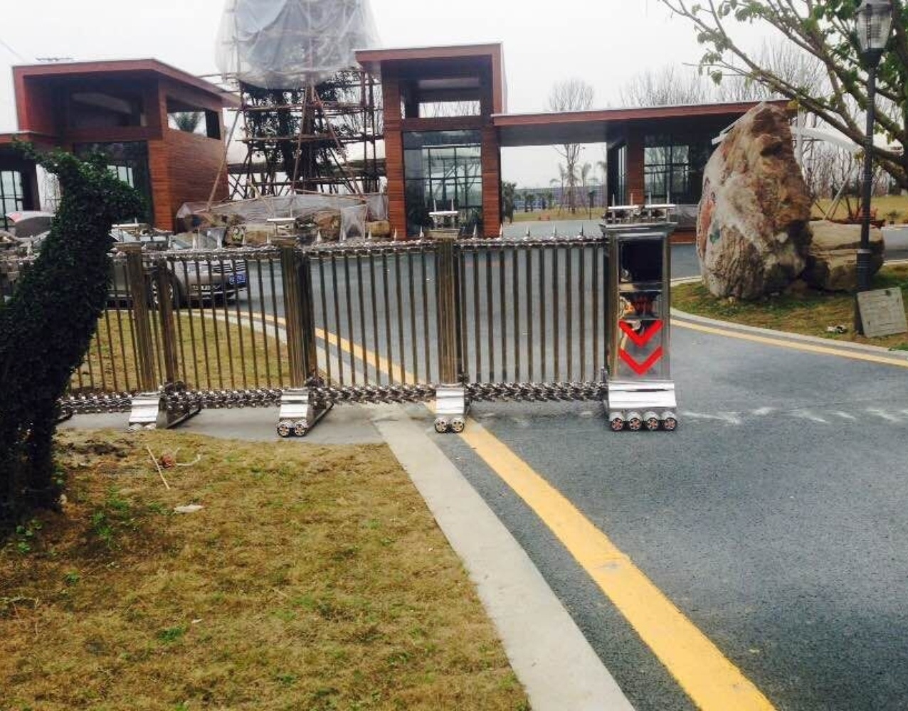 Automatic Folding Security Barrier Gate Door Retractable Driveway Industrial Safety Gate for Apartment Hotel Entry