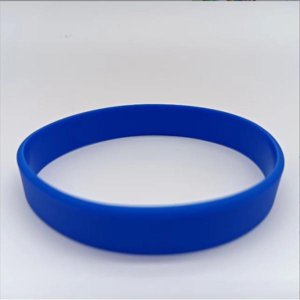 Cutting Processing Service Glowing Silicone Wristbands with Customized Design and Logo