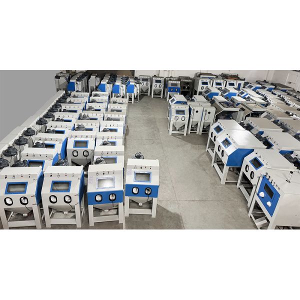 Sand blasting cabinet door mechanism