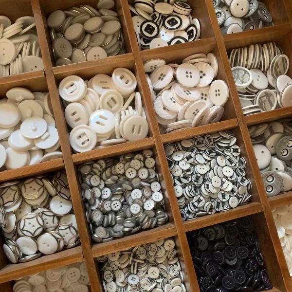 Wholesale 14L-80L Custom made solid white polyester chalk button with logo