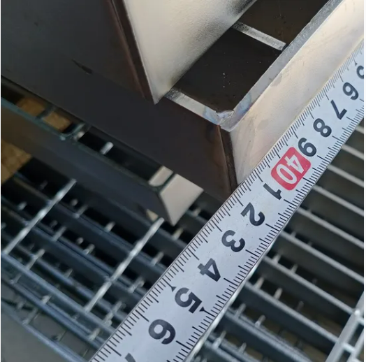 Industrial platform walkway using galvanized steel grating for safety and durability