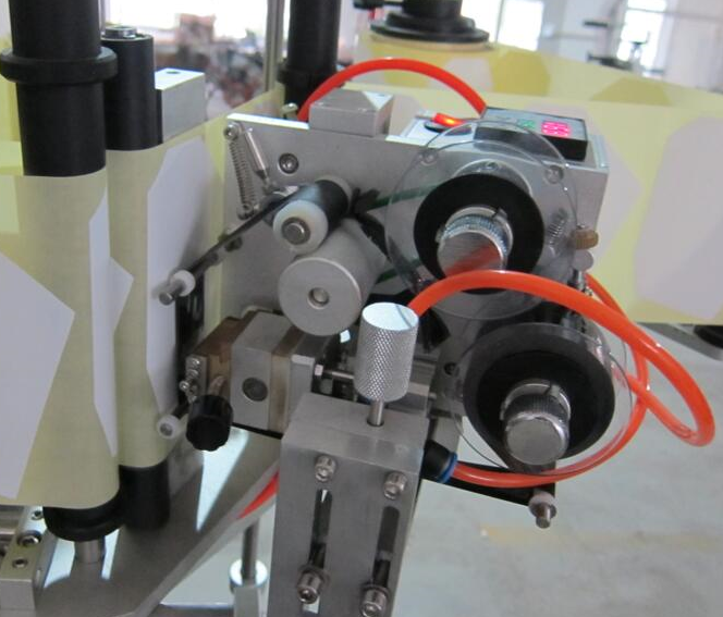 Hgih Speed Plastic Bottle Labeling Machine , Bottle Filling Capping And Labeling Machine