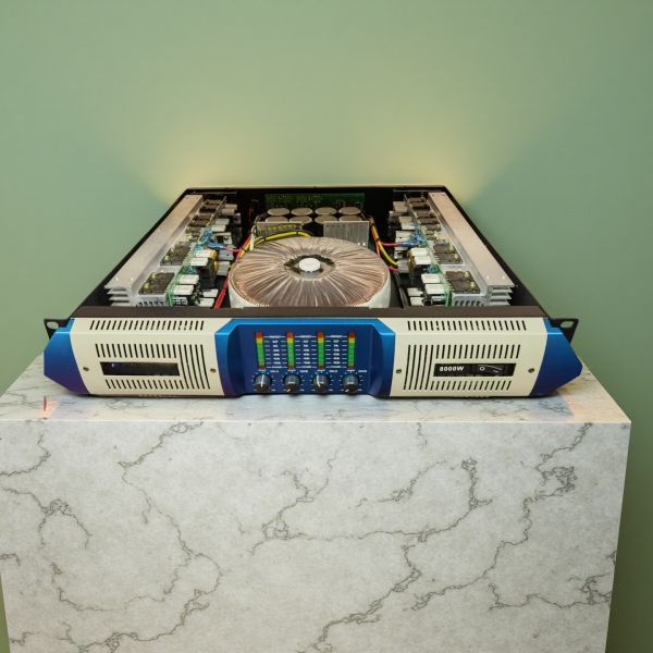 Powerful 4-Channel Amplifier with High Power Output and Versatile Input and Output Options for Professional Audio Systems