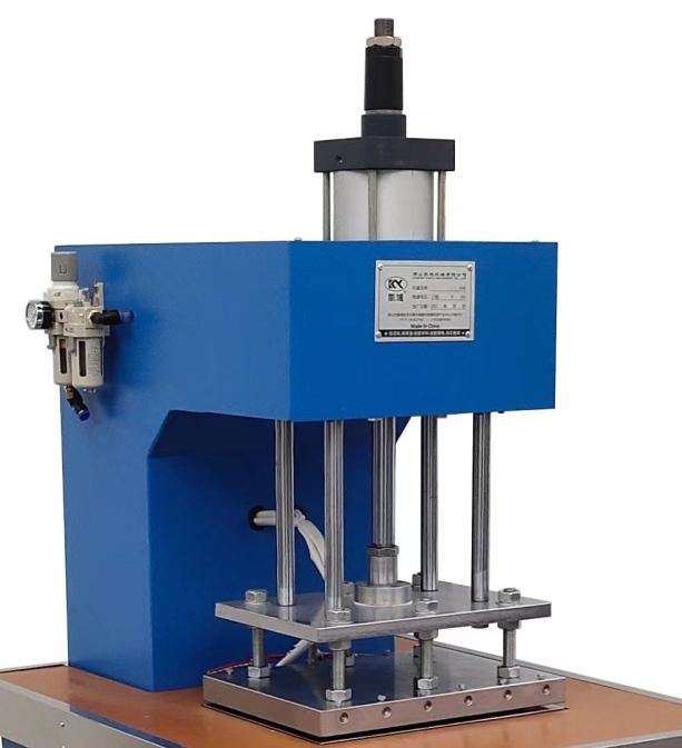 Precision Clothing Logo Embossed Machine For Silicone Label